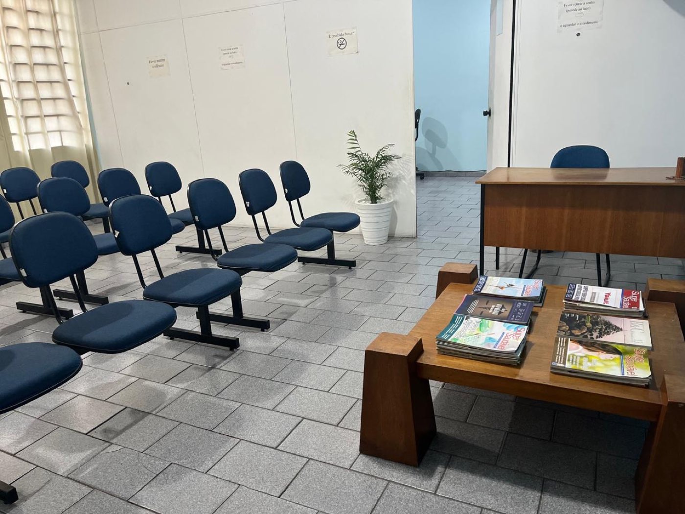 Vista ampla da sala de espera do consultório